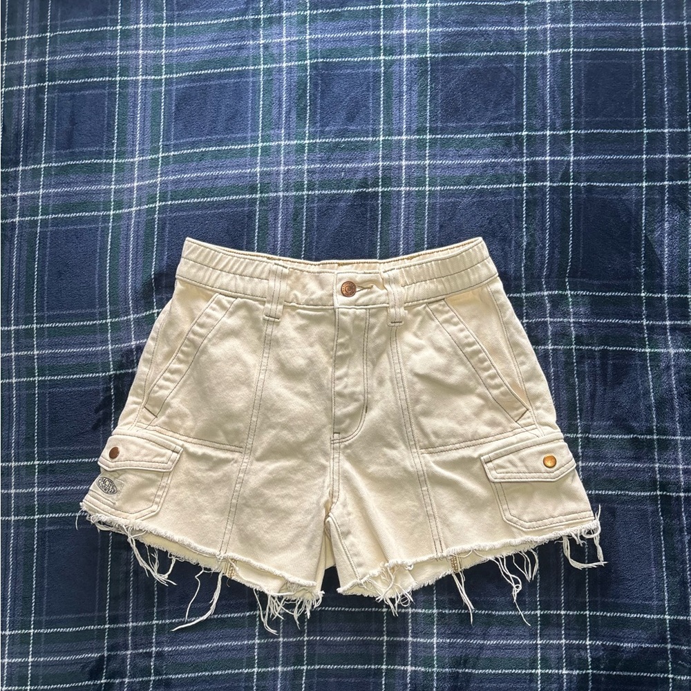 PACSUN High rise cream cargo shorts w/brown stitching details.Size S.